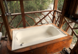 báñate en una tina con vistas al río ¡imagina todo el estrés y las preocupaciones cómo fluyen de ti y se desaparecen. HABITACION CIELITO